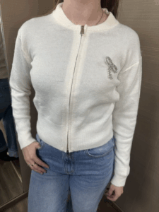 Maglia MARKUP con zip e spilla gioiello