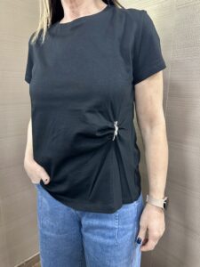 T-shirt con spilla MIMI'-MUA'