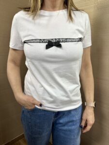 T-shirt con fiocco e logo MIMI'-MUA'